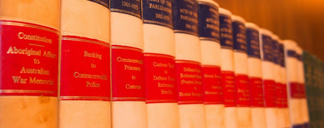 Libros Filas de libros encuadernados en cuero con lomos rojos y dorados.